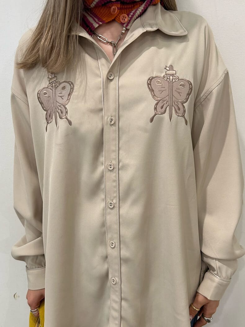 ブラック系のその他シューズ、イエロー系のハンドバッグ、ホワイト系のシャツ/ブラウスを着用したレディースの秋コーディネートの6枚目の写真