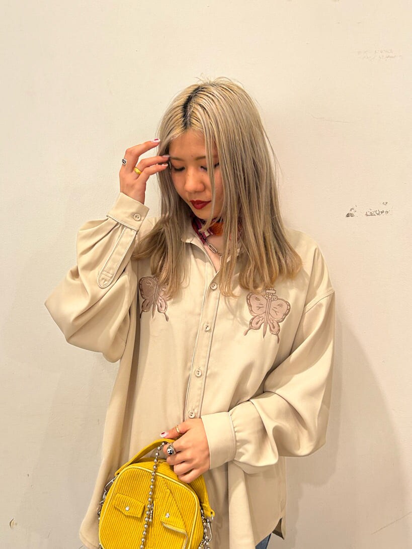 ブラック系のその他シューズ、イエロー系のハンドバッグ、ホワイト系のシャツ/ブラウスを着用したレディースの秋コーディネートの4枚目の写真