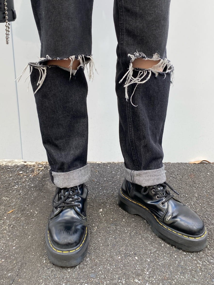 ブラック系のショルダーバッグ、ブラック系のニット/セーター、ブラック系のその他シューズを着用したレディースの夏コーディネートの8枚目の写真