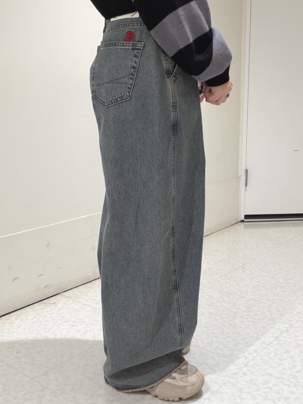 ブルー系のデニムパンツ、その他のニット/セーターを着用したレディースの秋コーディネートの7枚目の写真