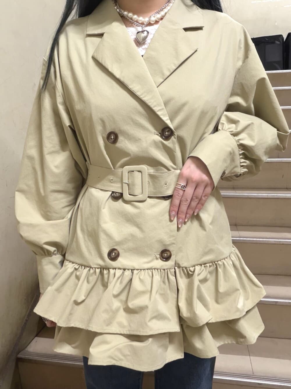 ベージュ系のワンピース、ホワイト系のTシャツ/カットソー、ブルー系のデニムパンツを着用したレディースの春コーディネートの5枚目の写真