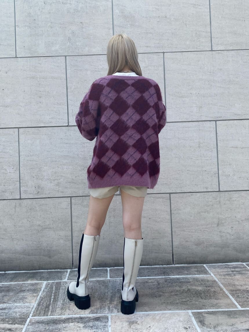 ホワイト系のその他パンツ、ホワイト系のワンピース、ホワイト系のブーツを着用したレディースの夏コーディネートの5枚目の写真