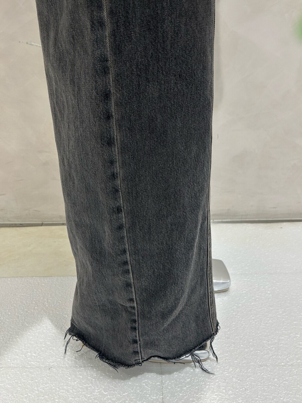 ブラウン系のワンピース、ホワイト系のTシャツ/カットソー、ブラック系のデニムパンツを着用したレディースの夏コーディネートの9枚目の写真