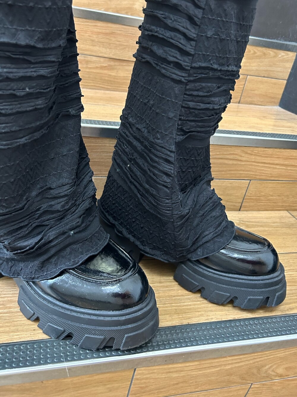 ホワイト系のスウェット、ブラック系のその他パンツ、ブラック系のローファーを着用したレディースの冬コーディネートの6枚目の写真