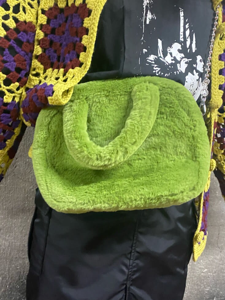 ブラック系のその他シューズ、イエロー系のカーディガン/ボレロ、ブラック系のスカートを着用したレディースの秋コーディネートの10枚目の写真