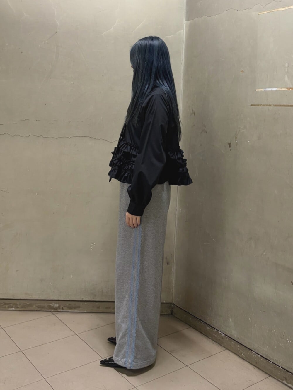 ブラック系のシャツ/ブラウス、ブラック系のパンプス、グレー系のその他パンツを着用したレディースの春コーディネートの2枚目の写真