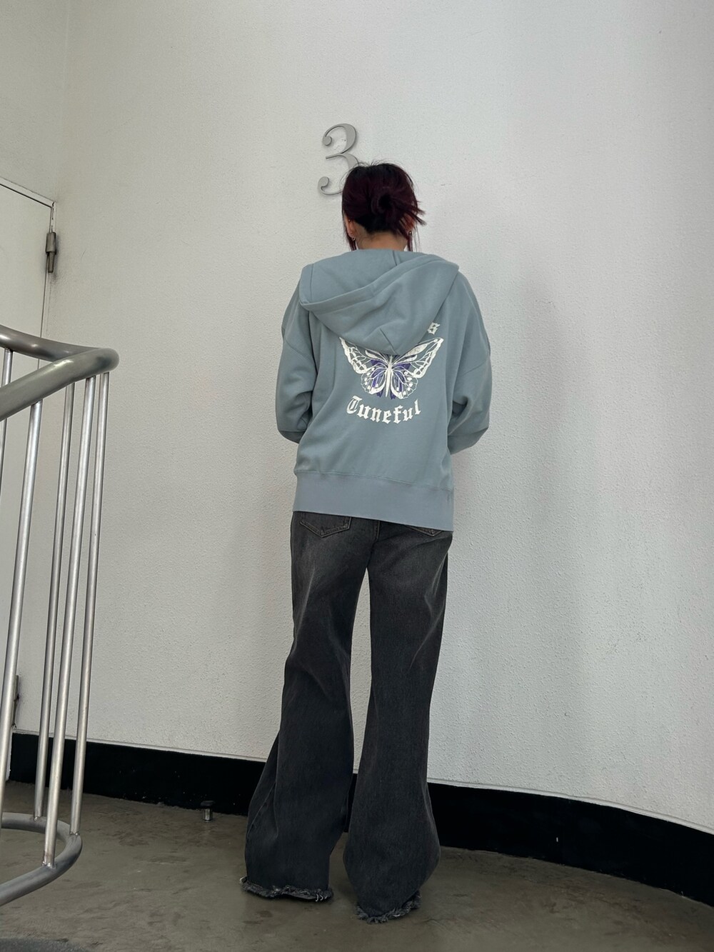 ブラック系のその他パンツ、ブラック系のスニーカー、ホワイト系のTシャツ/カットソーを着用したレディースの春コーディネートの3枚目の写真