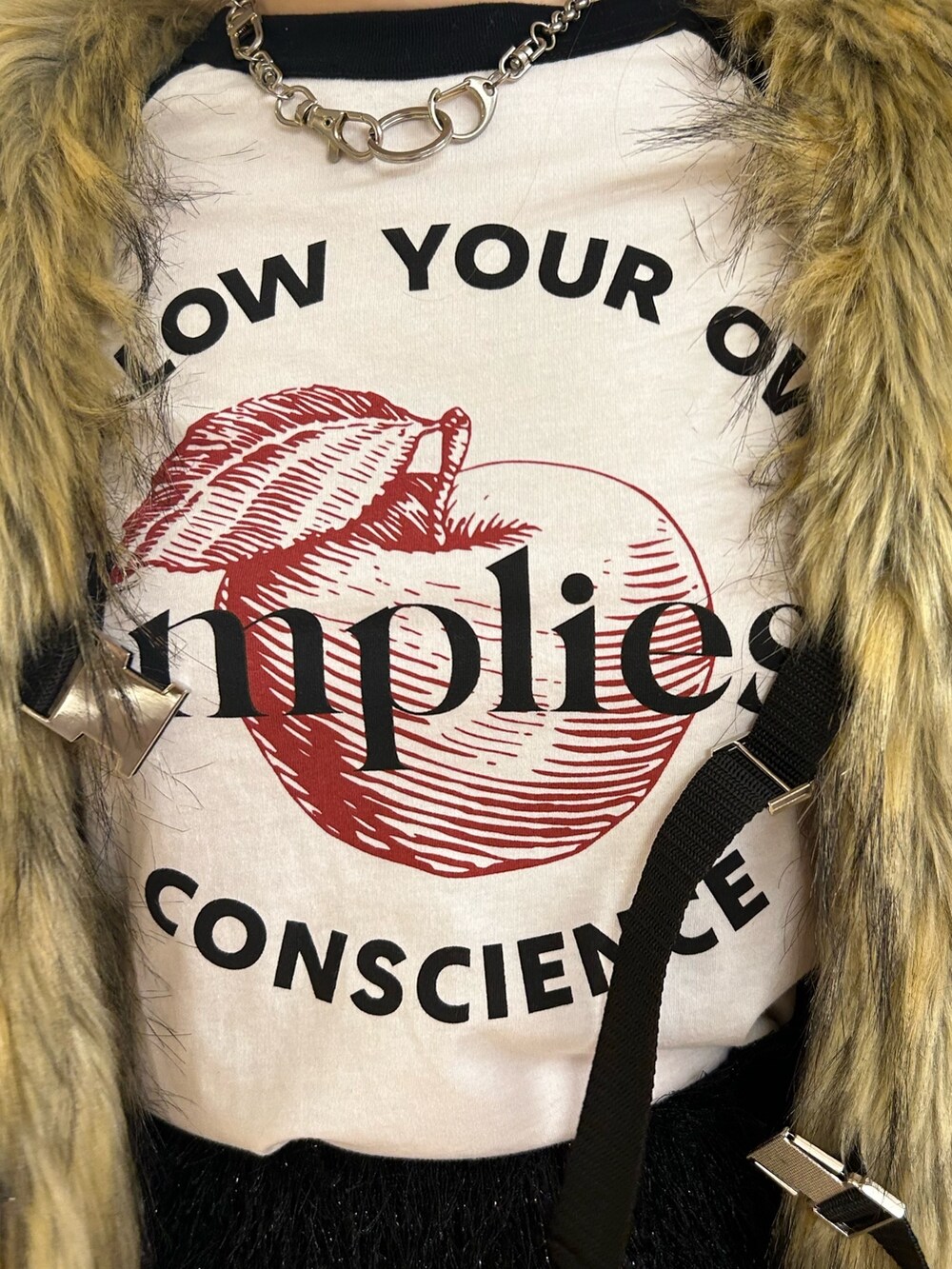 ブラック系のスカート、ブラック系のブーツ、ベージュ系のベストを着用したレディースの秋コーディネートの6枚目の写真