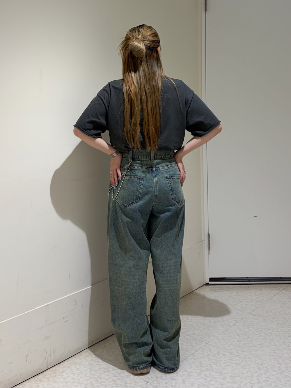 ブルー系のデニムパンツ、ブラック系のTシャツ/カットソーを着用したレディースの夏コーディネートの4枚目の写真