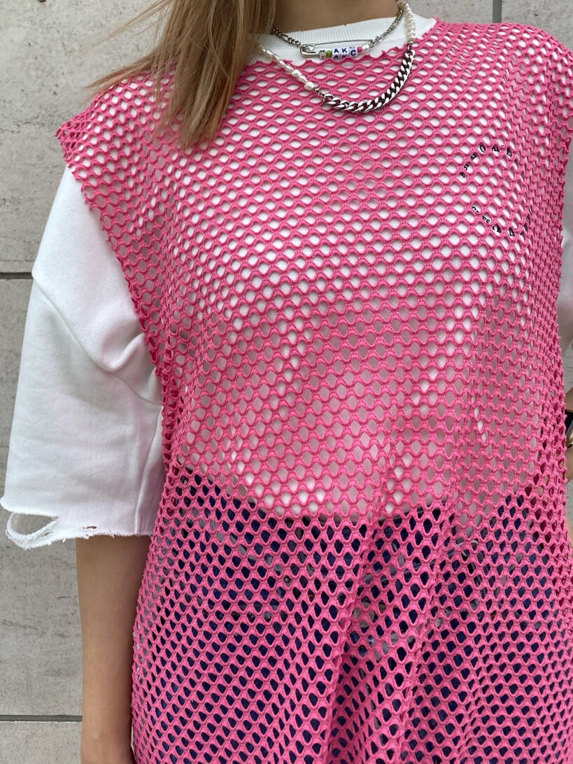 ブラック系のその他シューズ、ホワイト系のTシャツ/カットソー、ピンク系のワンピースを着用したレディースの夏コーディネートの7枚目の写真