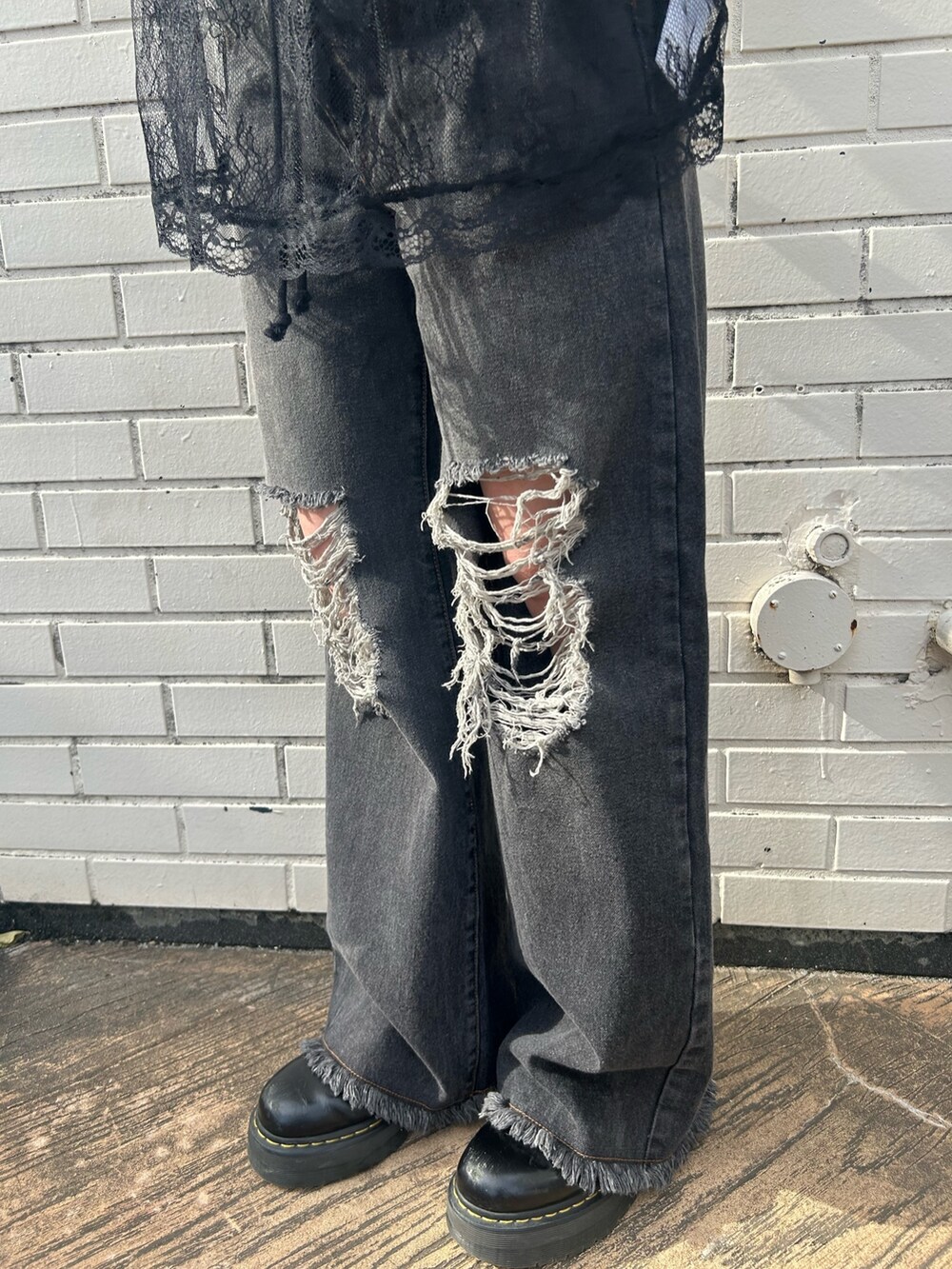 ブラック系のその他パンツ、グレー系のニット/セーター、ブラック系のキャミソールを着用したレディースの冬コーディネートの8枚目の写真