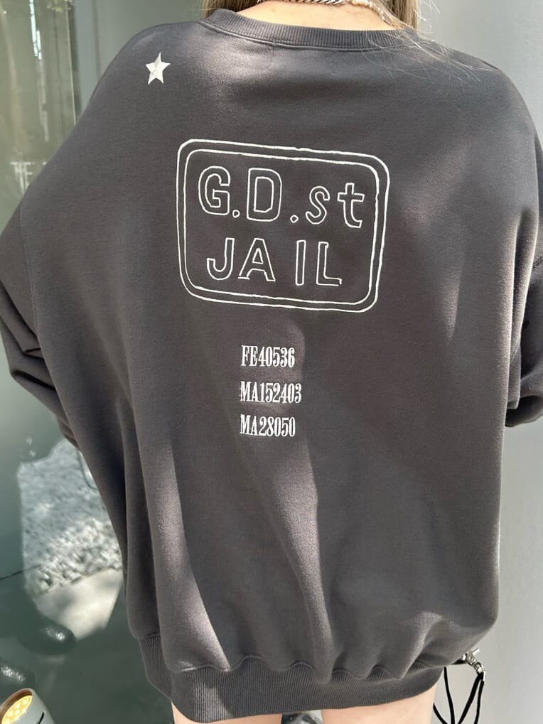 ブラック系のデニムパンツ、ブラック系のバックパック/リュック、ブラック系のブーツを着用したレディースの秋コーディネートの7枚目の写真