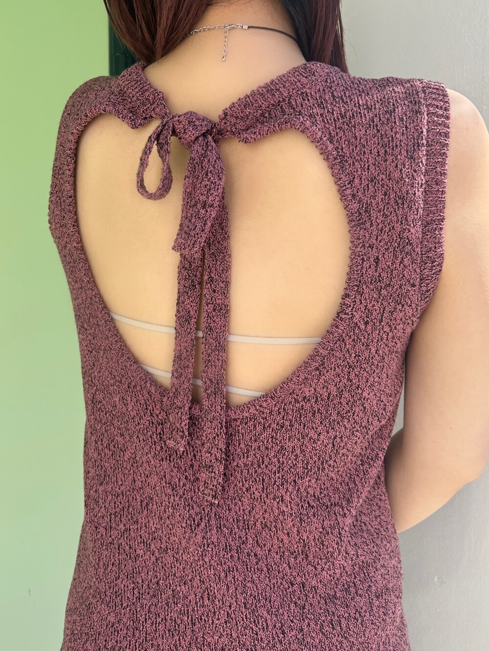 ブラック系のブーツ、ピンク系のワンピース、シルバー系のキャミソールを着用したレディースの春コーディネートの7枚目の写真