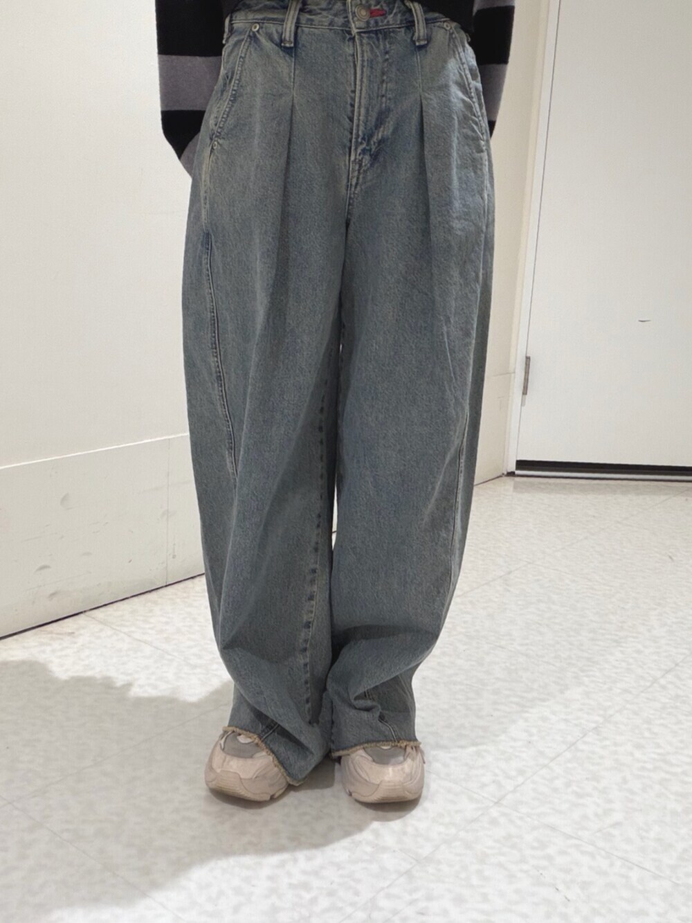 ブルー系のデニムパンツ、その他のニット/セーターを着用したレディースの秋コーディネートの8枚目の写真