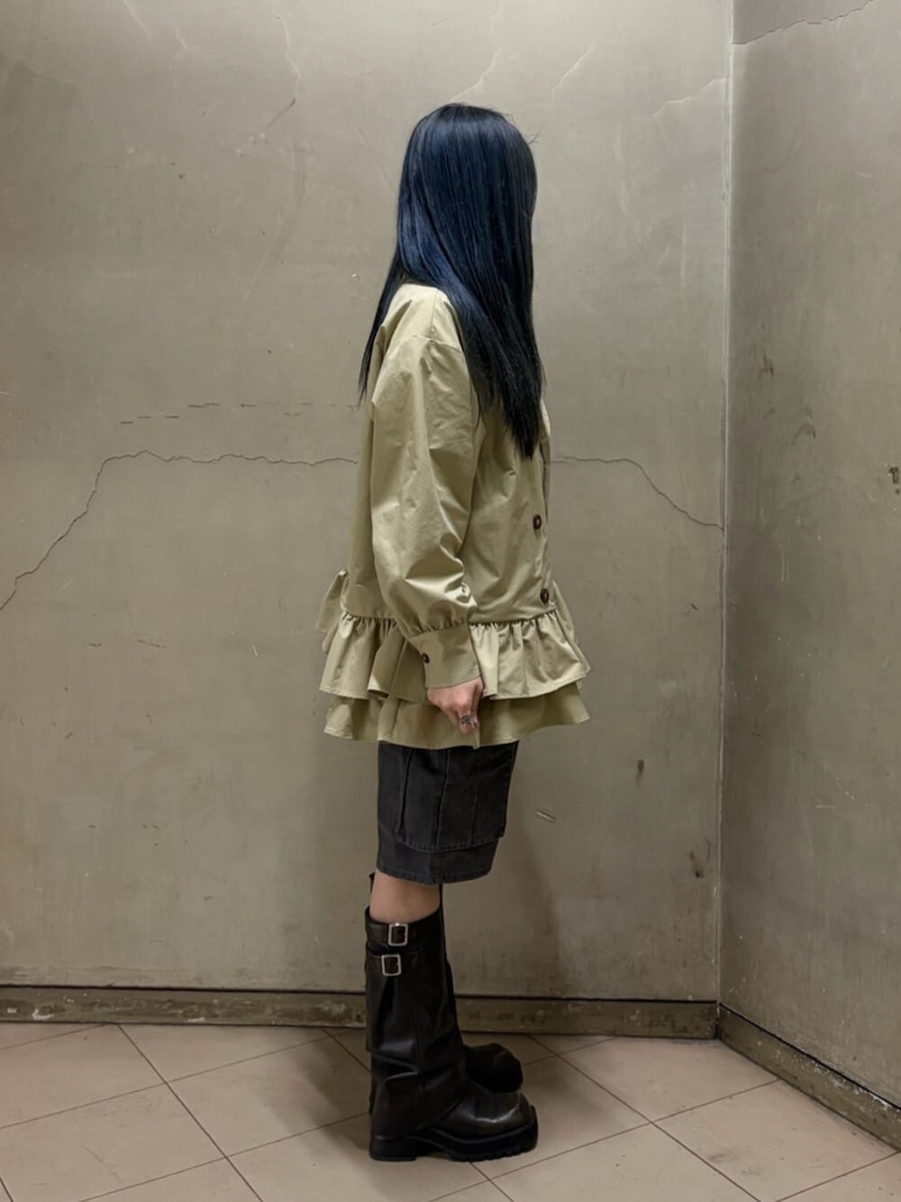 ベージュ系のワンピース、ホワイト系のTシャツ/カットソー、ブラック系のカーゴパンツを着用したレディースの春コーディネートの3枚目の写真