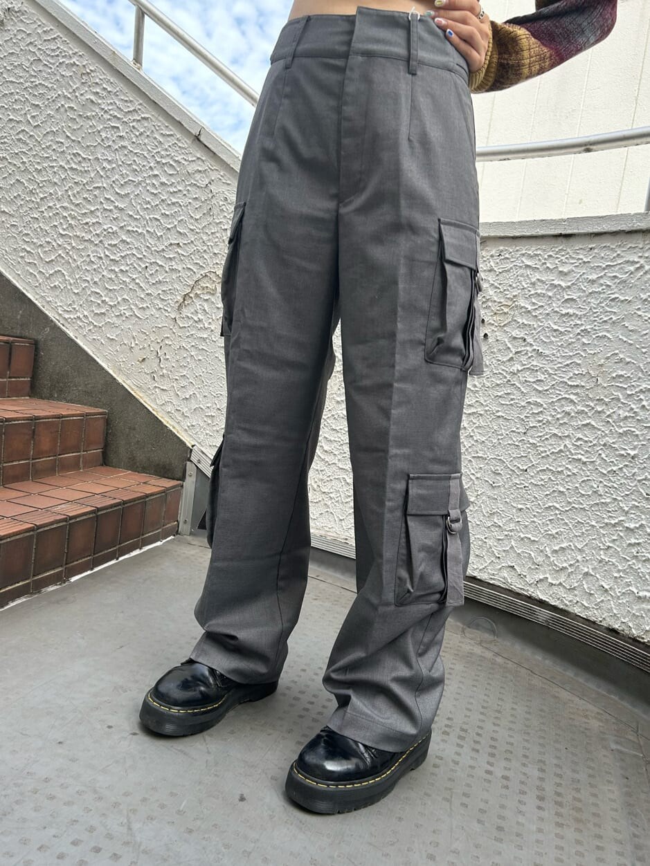 ブラック系のその他シューズ、グレー系のカーゴパンツ、イエロー系のカーディガン/ボレロを着用したレディースの秋コーディネートの8枚目の写真