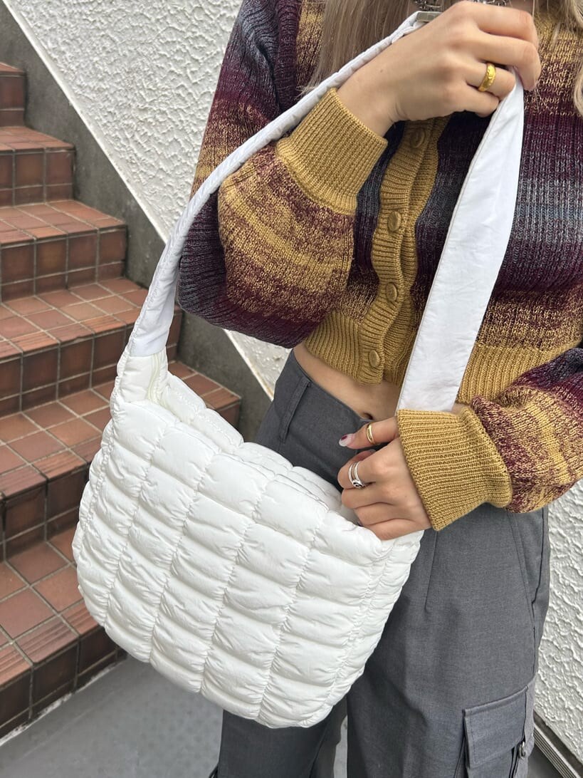 ブラック系のその他シューズ、グレー系のカーゴパンツ、イエロー系のカーディガン/ボレロを着用したレディースの秋コーディネートの9枚目の写真