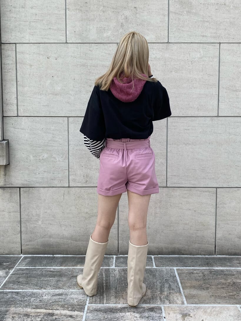 ホワイト系のブーツ、ピンク系のその他パンツ、ブラック系のTシャツ/カットソーを着用したレディースの夏コーディネートの3枚目の写真