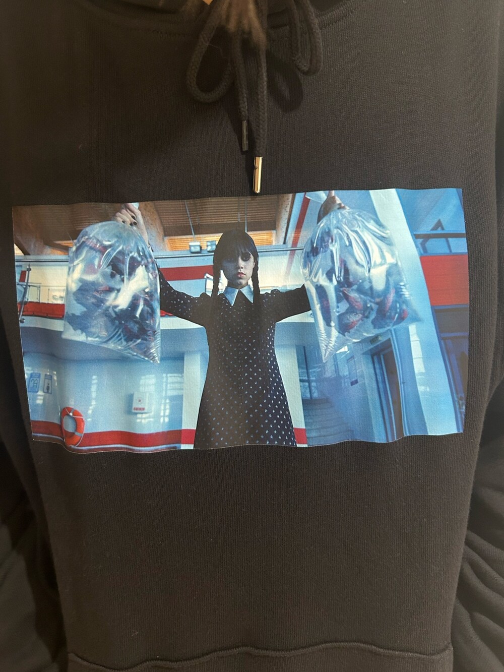 ブラック系のブーツ、ブラック系のスカート、ブラック系のパーカーを着用したレディースの秋コーディネートの7枚目の写真