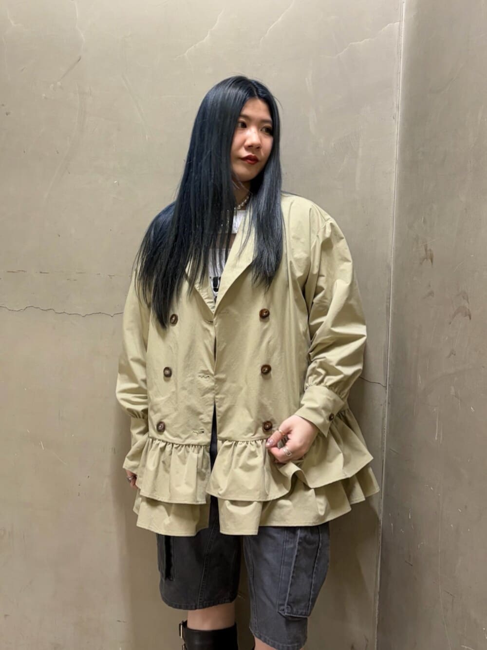 ベージュ系のワンピース、ホワイト系のTシャツ/カットソー、ブラック系のカーゴパンツを着用したレディースの春コーディネートの5枚目の写真