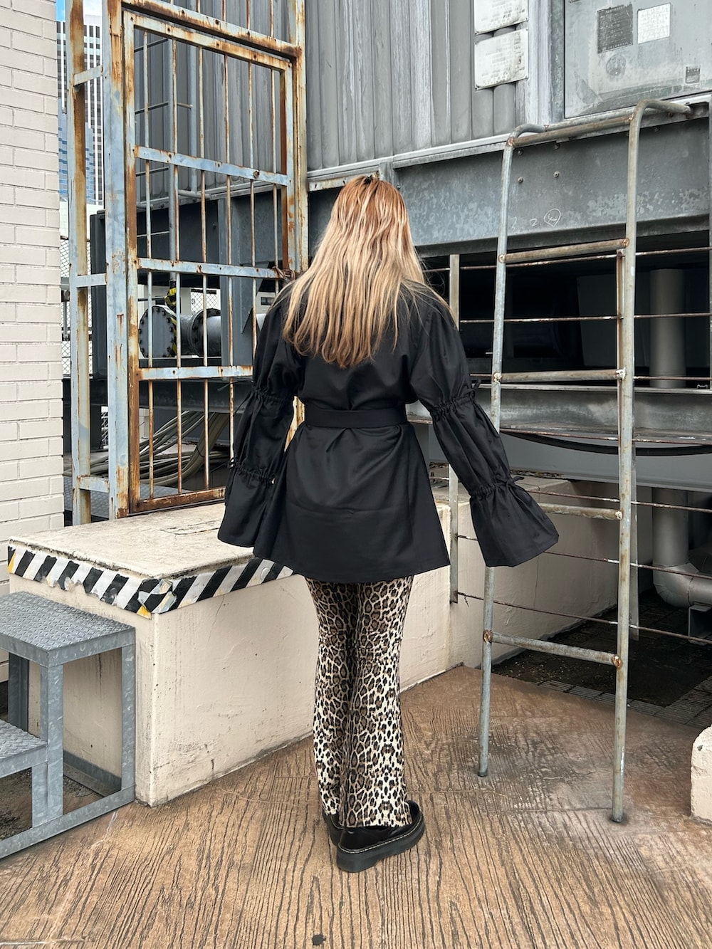 ブラック系のワンピース、ブラウン系のその他パンツ、ブラック系のブーツを着用したレディースの夏コーディネートの3枚目の写真