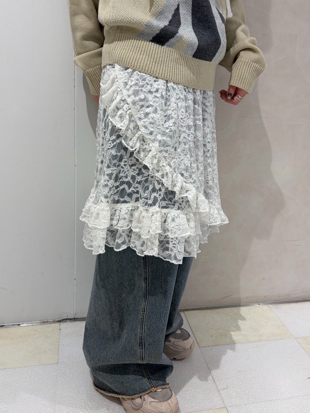 ホワイト系のニット/セーター、ホワイト系のその他パンツ、ブルー系のデニムパンツを着用したレディースの冬コーディネートの7枚目の写真