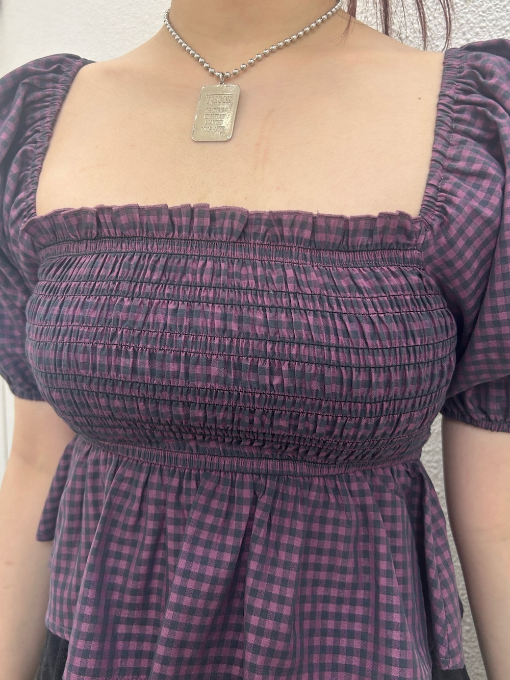 ピンク系のシャツ/ブラウス、ブラック系のデニムスカート、ブラック系のブーツを着用したレディースの夏コーディネートの6枚目の写真