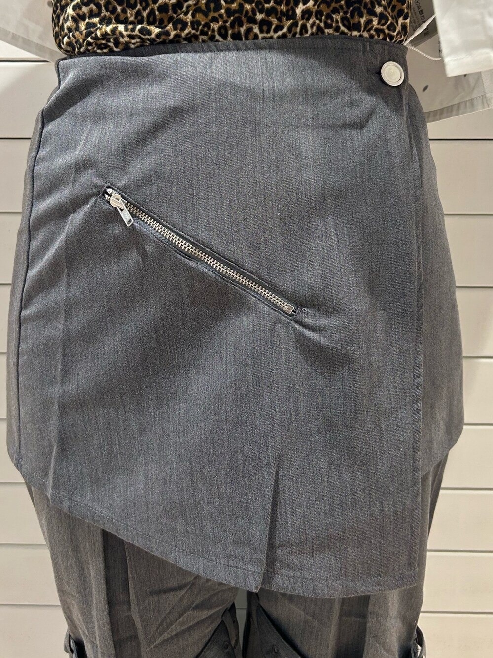 ブラック系のブーツ、グレー系のその他パンツ、ホワイト系のシャツ/ブラウスを着用したレディースの秋コーディネートの6枚目の写真