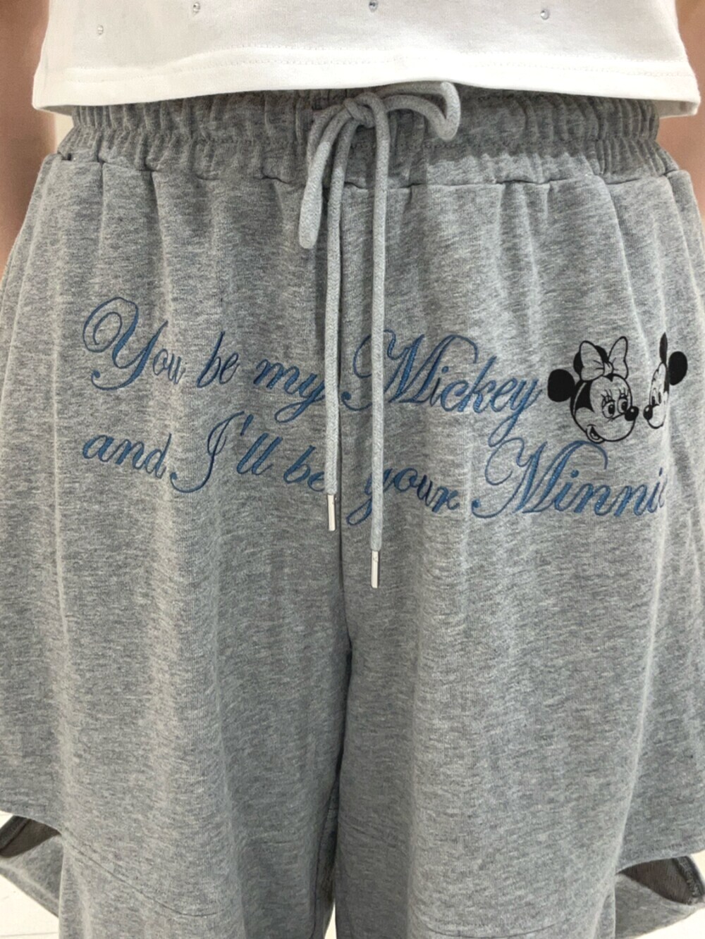 ホワイト系のTシャツ/カットソー、ブラック系のその他シューズ、グレー系のスウェットパンツを着用したレディースの夏コーディネートの7枚目の写真