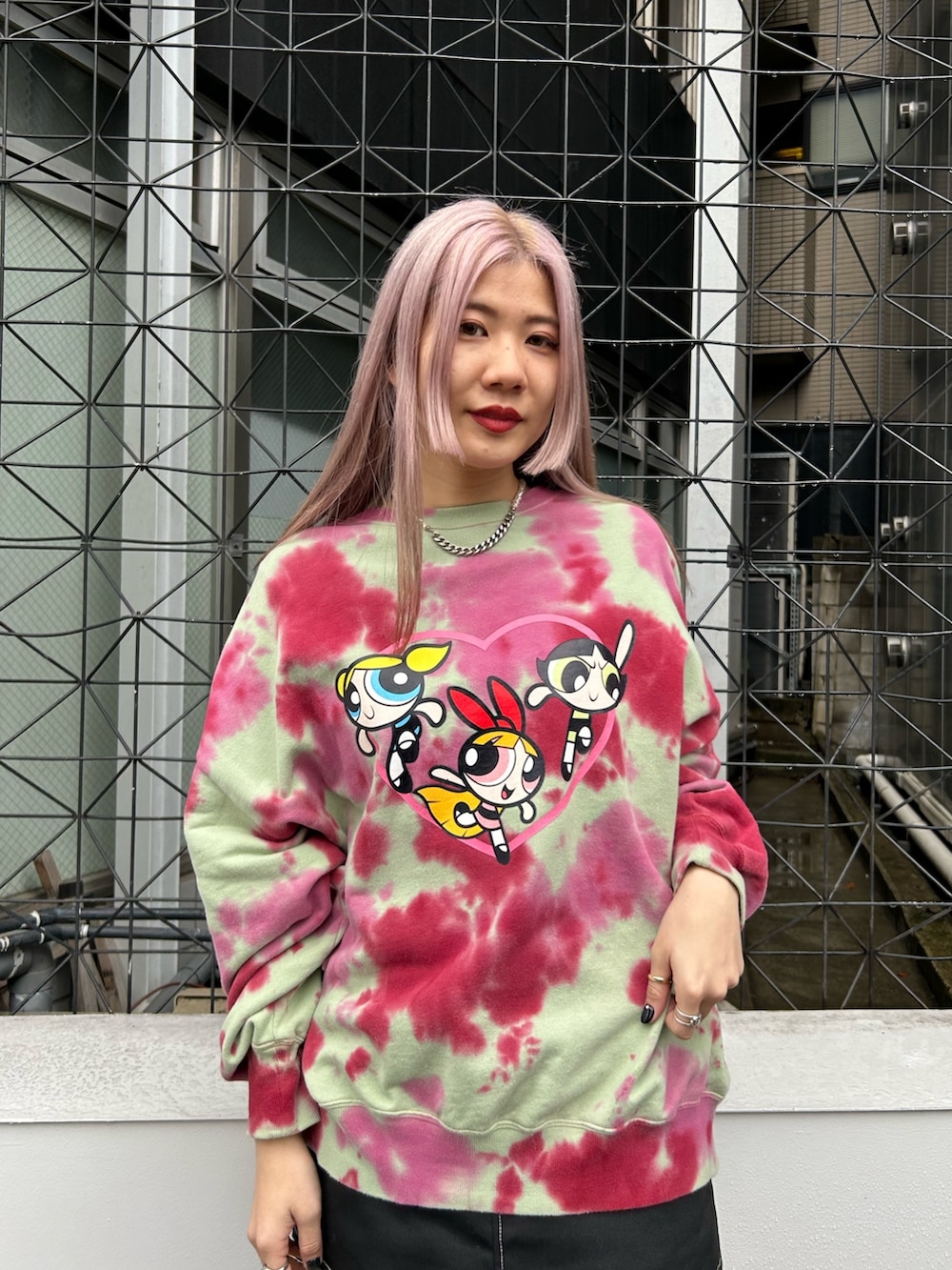 ブラック系のブーツ、グリーン系のスウェット、ブラック系のその他パンツを着用したレディースの冬コーディネートの3枚目の写真