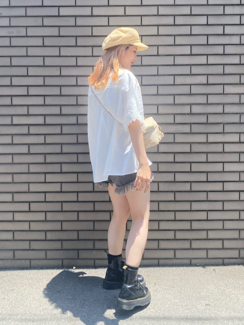 ホワイト系のショルダーバッグ、ブラック系のデニムパンツ、ホワイト系のシャツ/ブラウスを着用したレディースの夏コーディネートの3枚目の写真