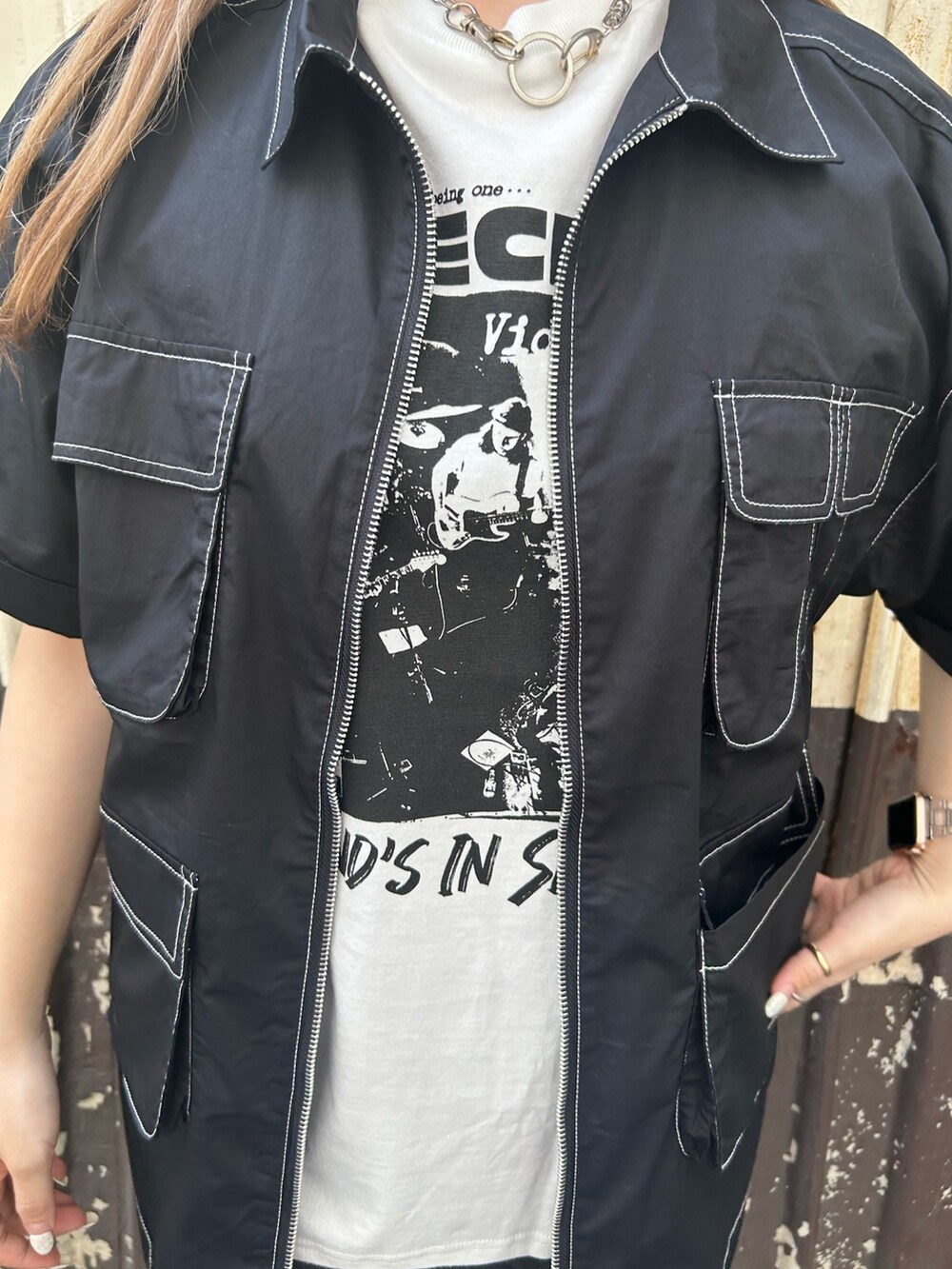 ブラック系のブーツ、ブラック系のデニムパンツ、ホワイト系のTシャツ/カットソーを着用したレディースの夏コーディネートの6枚目の写真