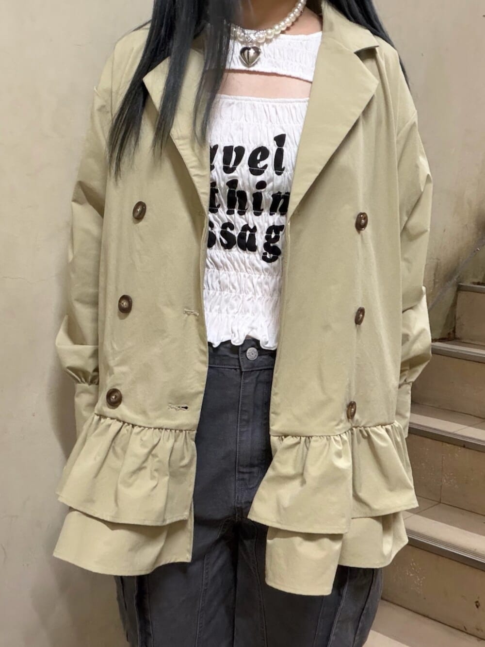 ベージュ系のワンピース、ホワイト系のTシャツ/カットソー、ブラック系のカーゴパンツを着用したレディースの春コーディネートの6枚目の写真