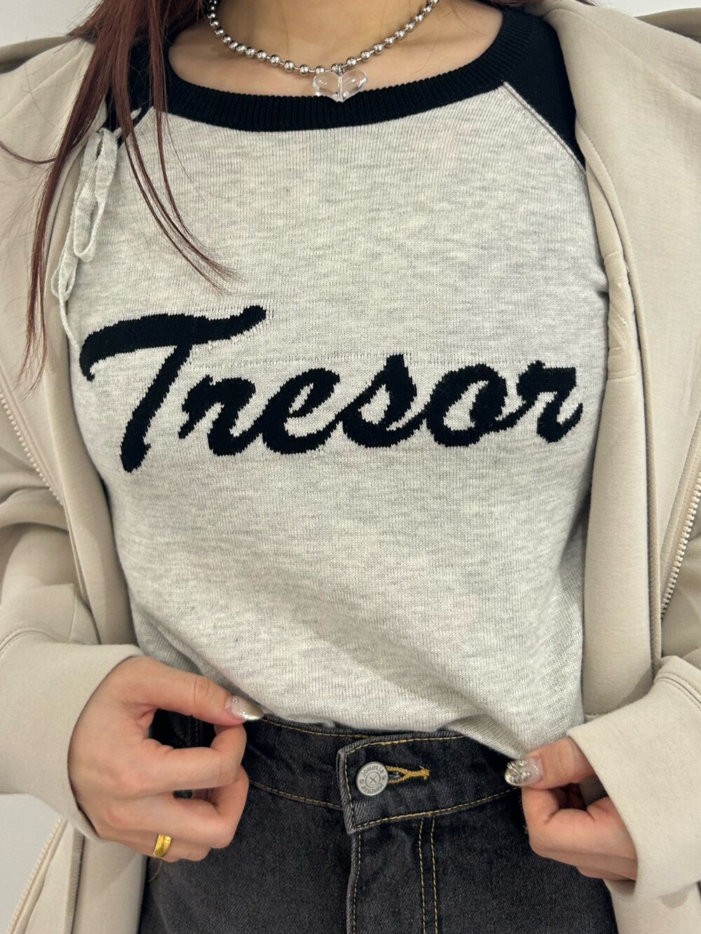 ブラック系のデニムパンツ、ホワイト系のパーカー、ホワイト系のニット/セーターを着用したレディースの春コーディネートの7枚目の写真