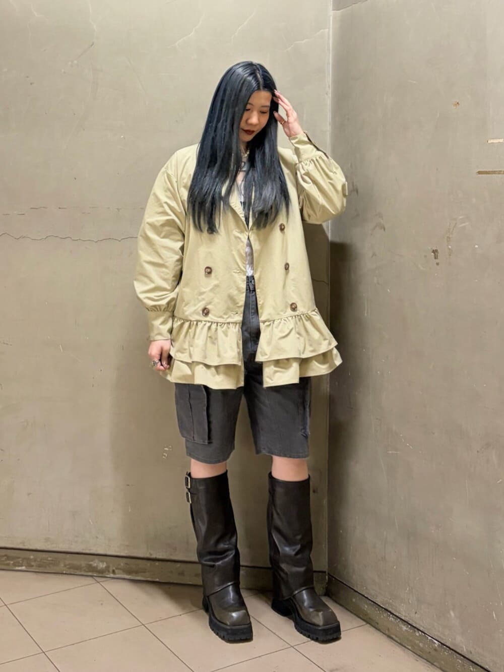 ベージュ系のワンピース、ホワイト系のTシャツ/カットソー、ブラック系のカーゴパンツを着用したレディースの春コーディネートの2枚目の写真