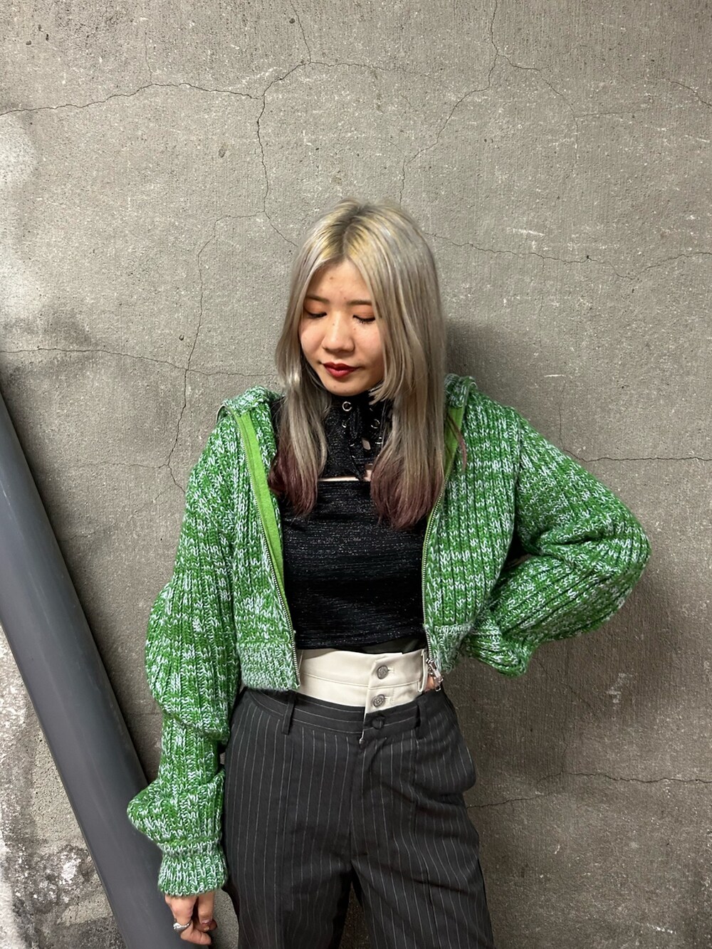 グレー系のその他パンツ、グリーン系のカーディガン/ボレロ、ブラック系のTシャツ/カットソーを着用したレディースの秋コーディネートの5枚目の写真