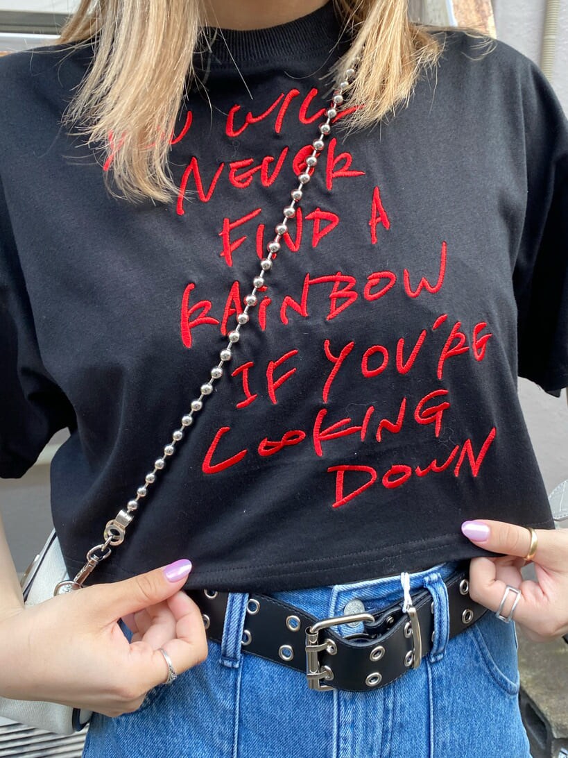 ブルー系のデニムパンツ、ブラック系のその他シューズ、ブラック系のTシャツ/カットソーを着用したレディースの夏コーディネートの7枚目の写真