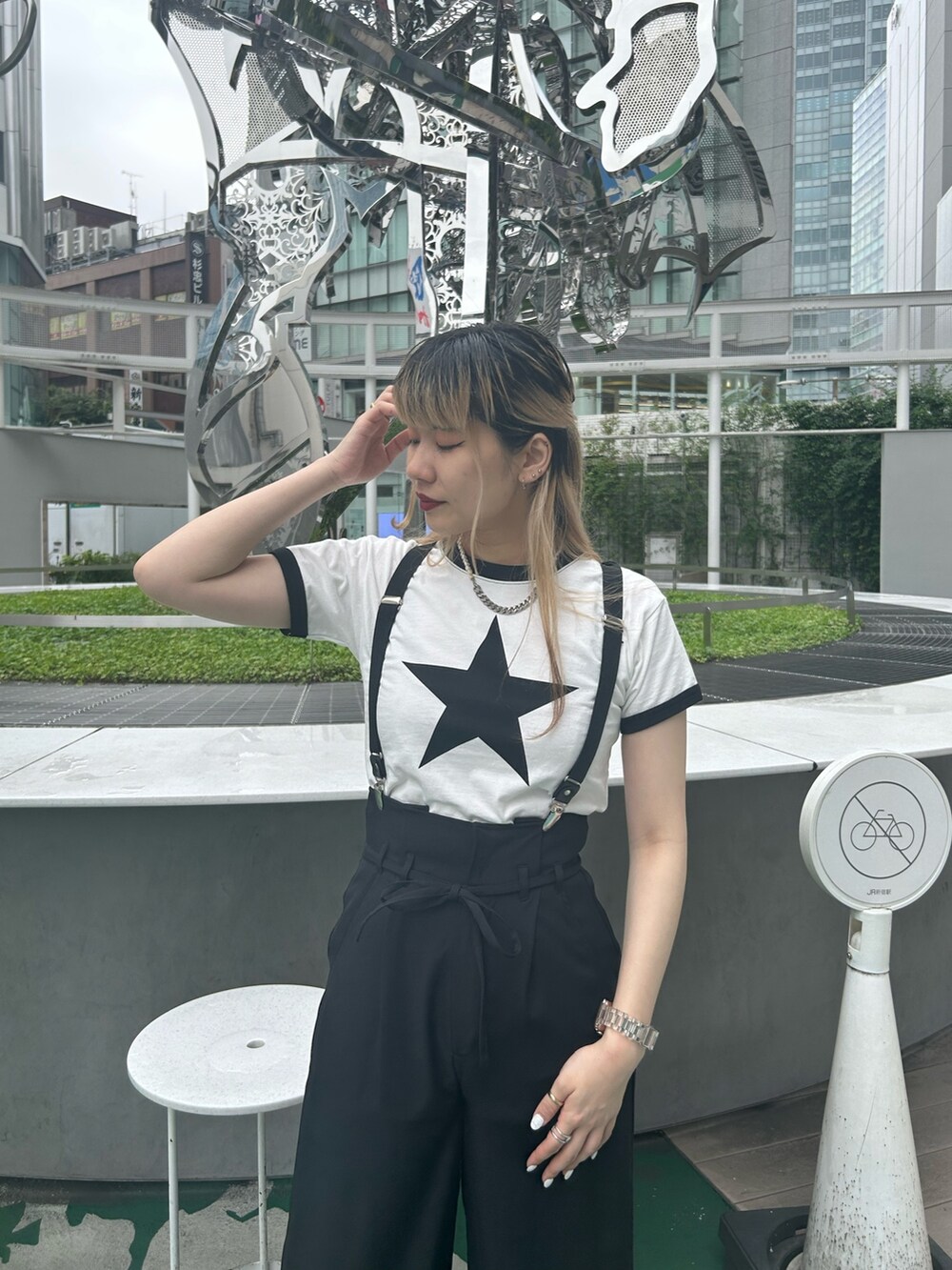 ブラック系のブーツ、ホワイト系のTシャツ/カットソー、ブラック系のその他パンツを着用したレディースの夏コーディネートの4枚目の写真