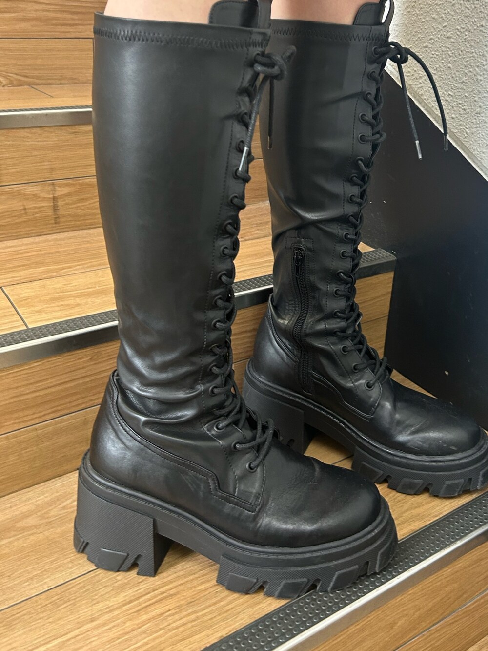 ベージュ系のスカート、ブラック系のブーツ、ブルー系のTシャツ/カットソーを着用したレディースの夏コーディネートの7枚目の写真