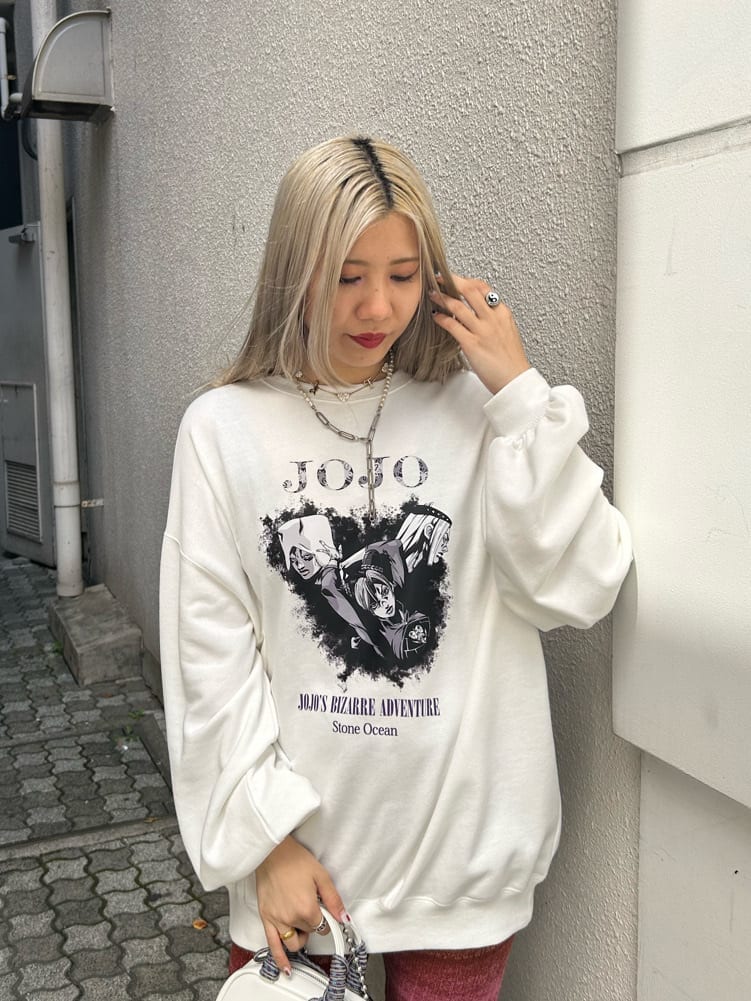 ピンク系のその他パンツ、ホワイト系のスウェット、シルバー系のネックレスを着用したレディースの秋コーディネートの5枚目の写真