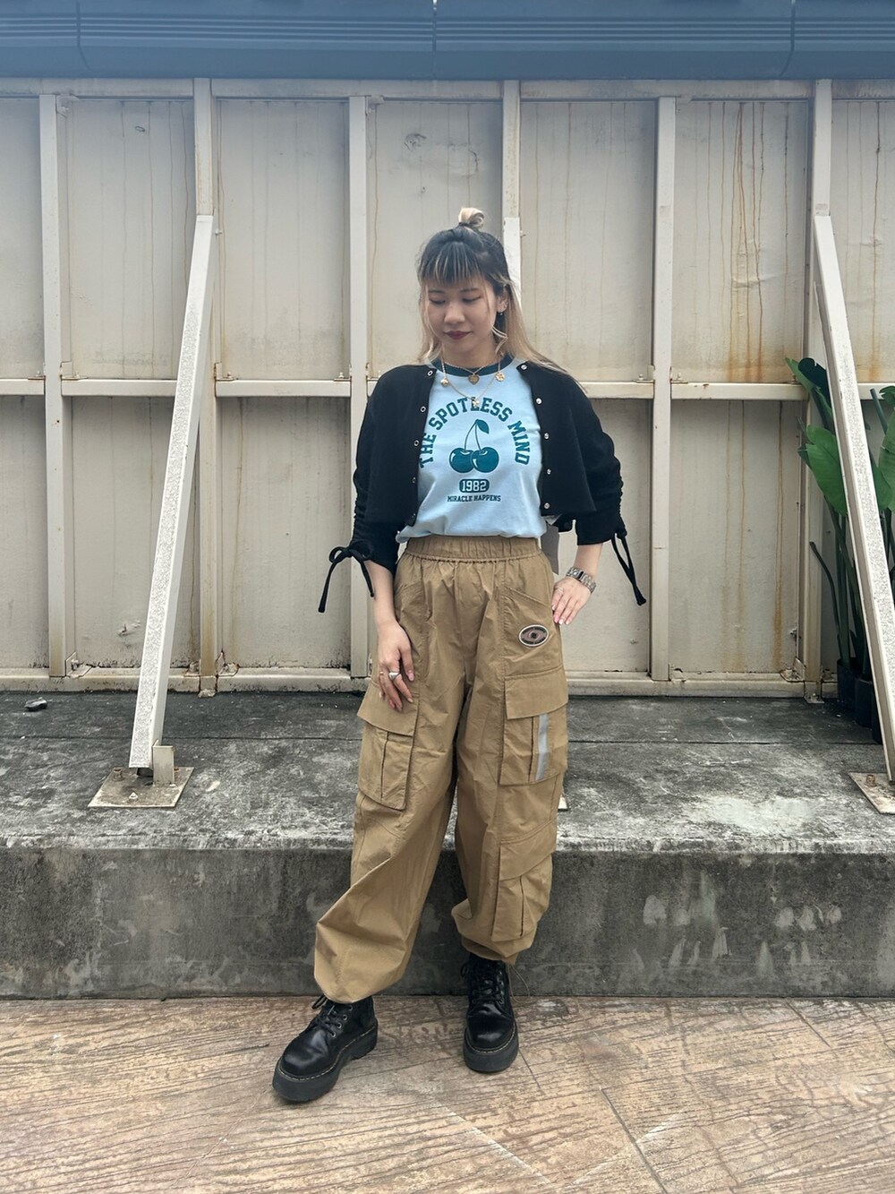 ブラック系のブーツ、ベージュ系のカーゴパンツ、ブルー系のTシャツ/カットソーを着用したレディースの夏コーディネートの2枚目の写真