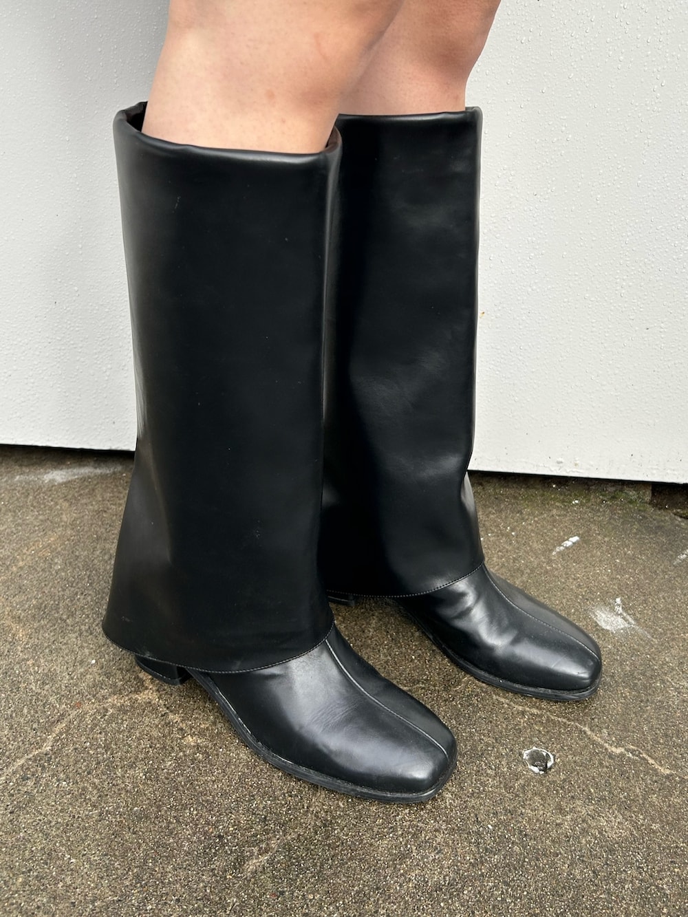 ブラック系のブーツ、グリーン系のスウェット、ブラック系のその他パンツを着用したレディースの冬コーディネートの8枚目の写真