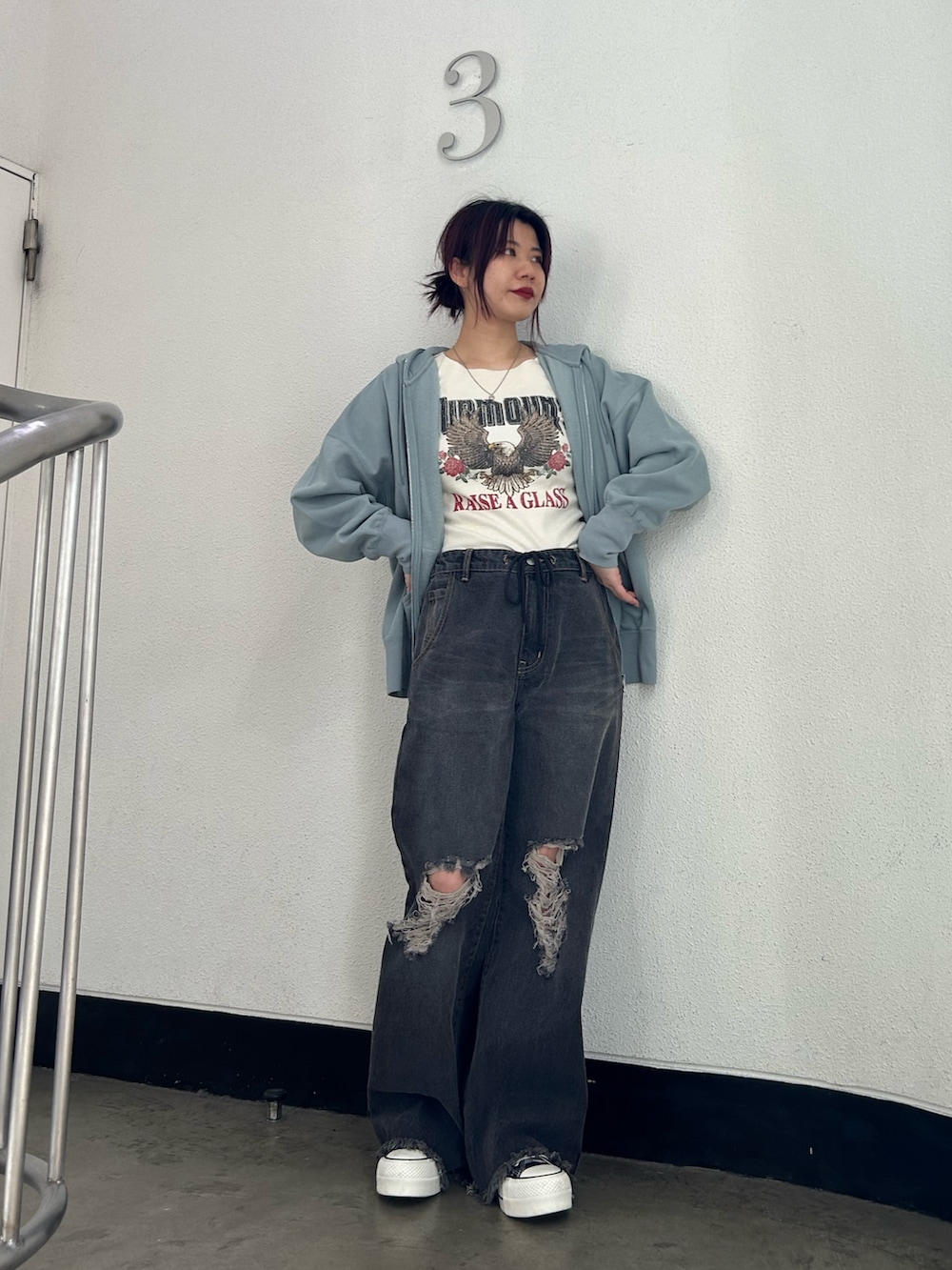 ブラック系のその他パンツ、ブラック系のスニーカー、ホワイト系のTシャツ/カットソーを着用したレディースの春コーディネートの2枚目の写真