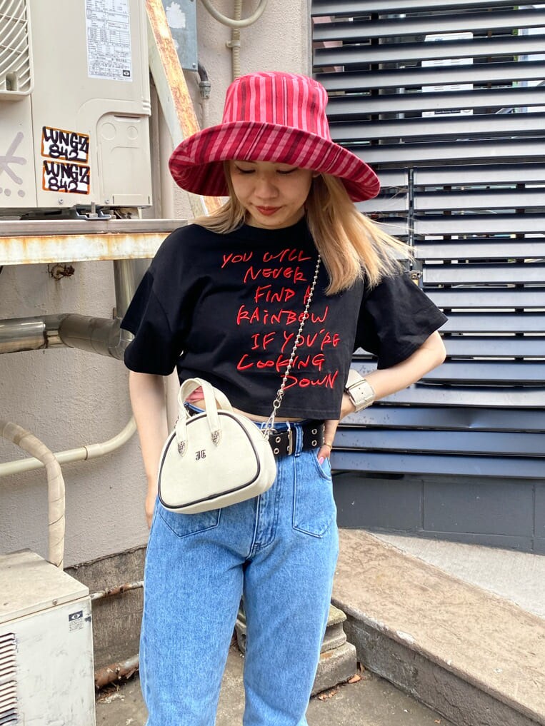 ブルー系のデニムパンツ、ブラック系のその他シューズ、ブラック系のTシャツ/カットソーを着用したレディースの夏コーディネートの6枚目の写真