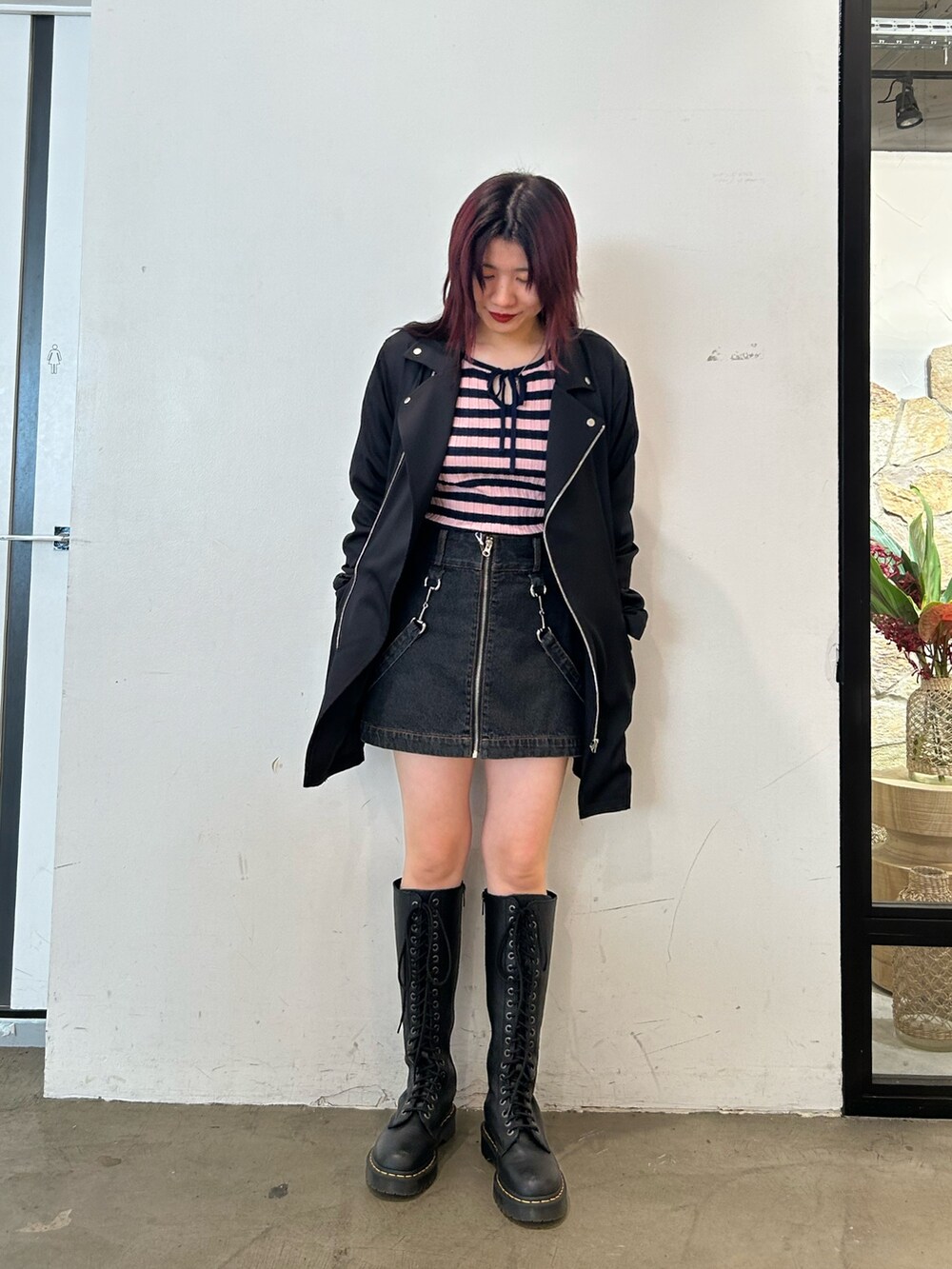 ブラック系のブーツ、ブラック系のデニムスカート、ブラック系のワンピースを着用したレディースの冬コーディネートの2枚目の写真