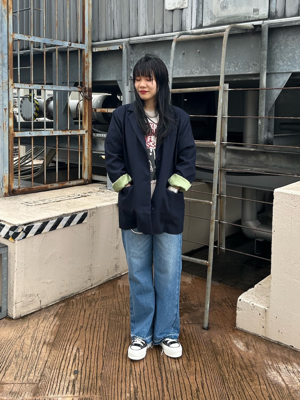 ブルー系のデニムパンツ、ブルー系のテーラードジャケット、ホワイト系のTシャツ/カットソーを着用したレディースの秋コーディネートの2枚目の写真