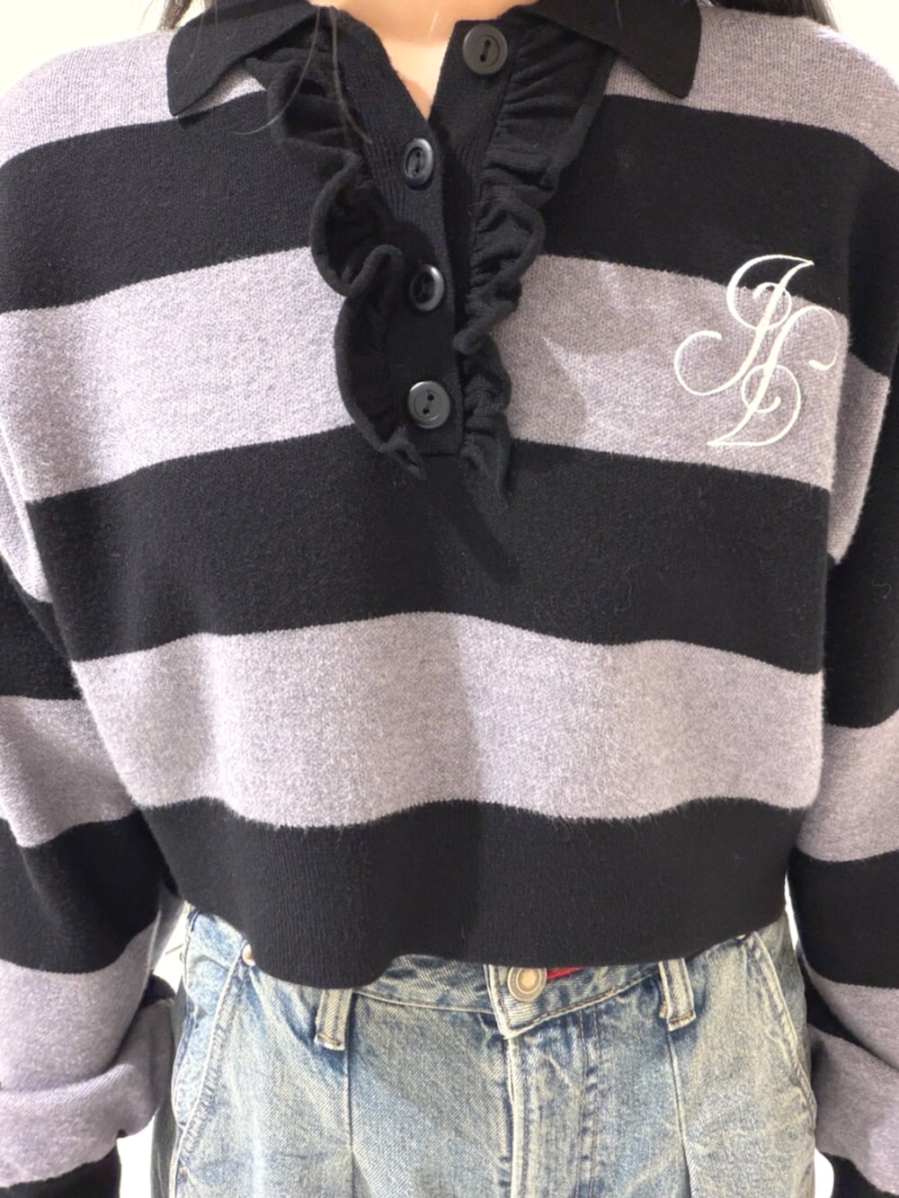 ブルー系のデニムパンツ、その他のニット/セーターを着用したレディースの秋コーディネートの6枚目の写真