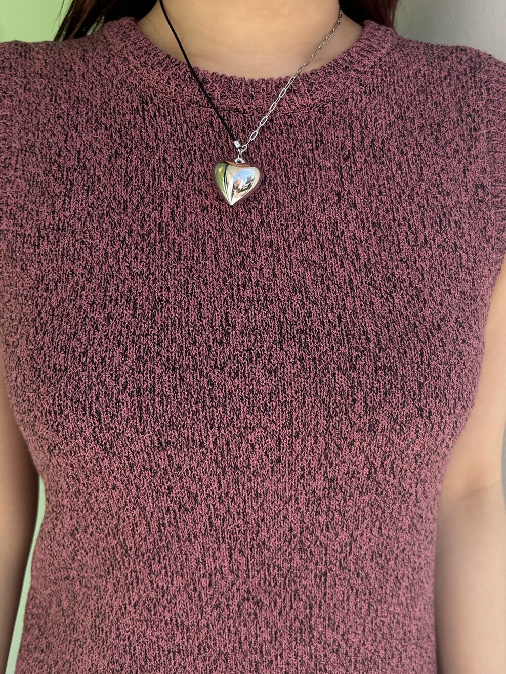 ブラック系のブーツ、ピンク系のワンピース、シルバー系のキャミソールを着用したレディースの春コーディネートの5枚目の写真