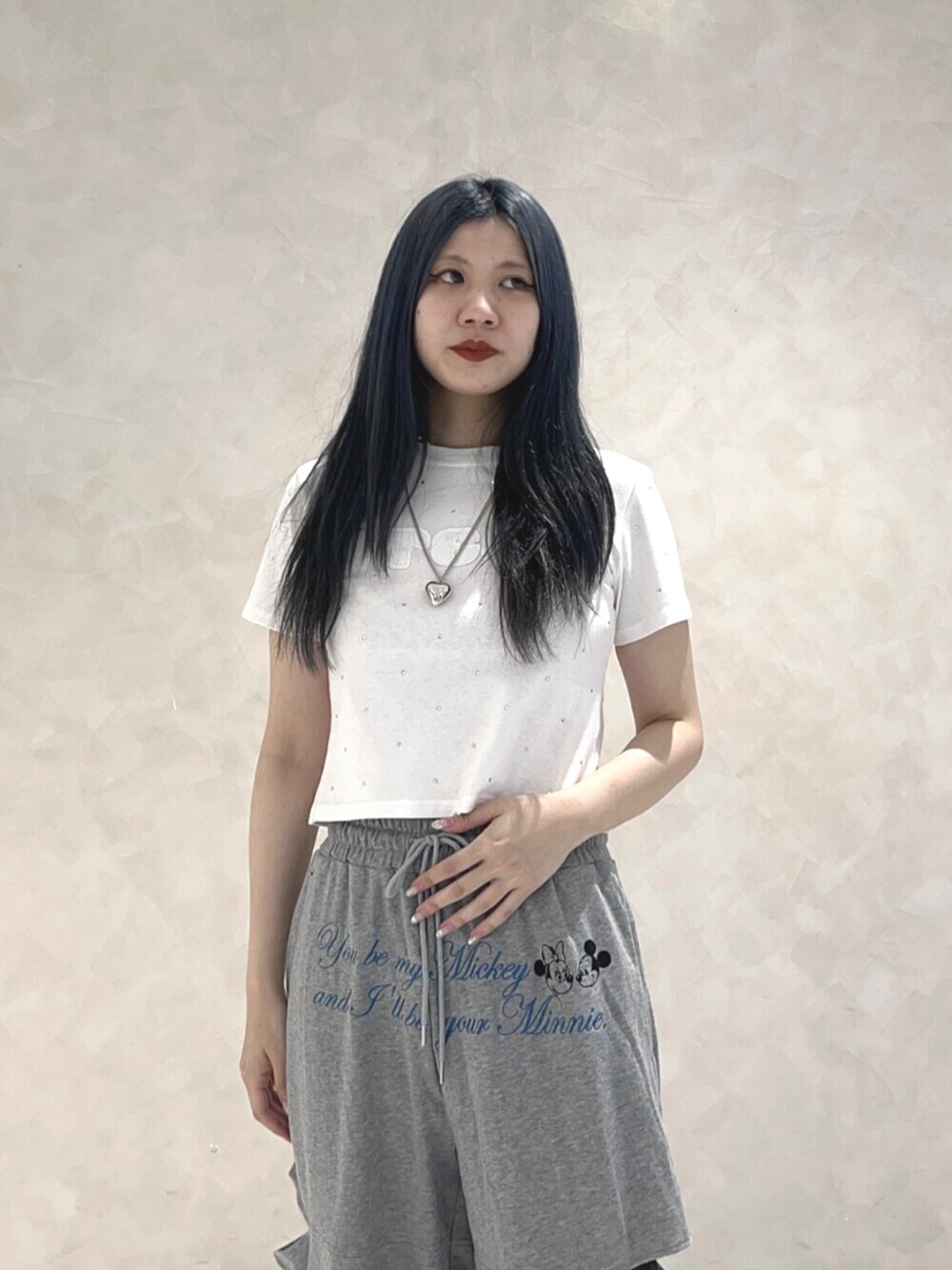 ホワイト系のTシャツ/カットソー、ブラック系のその他シューズ、グレー系のスウェットパンツを着用したレディースの夏コーディネートの5枚目の写真