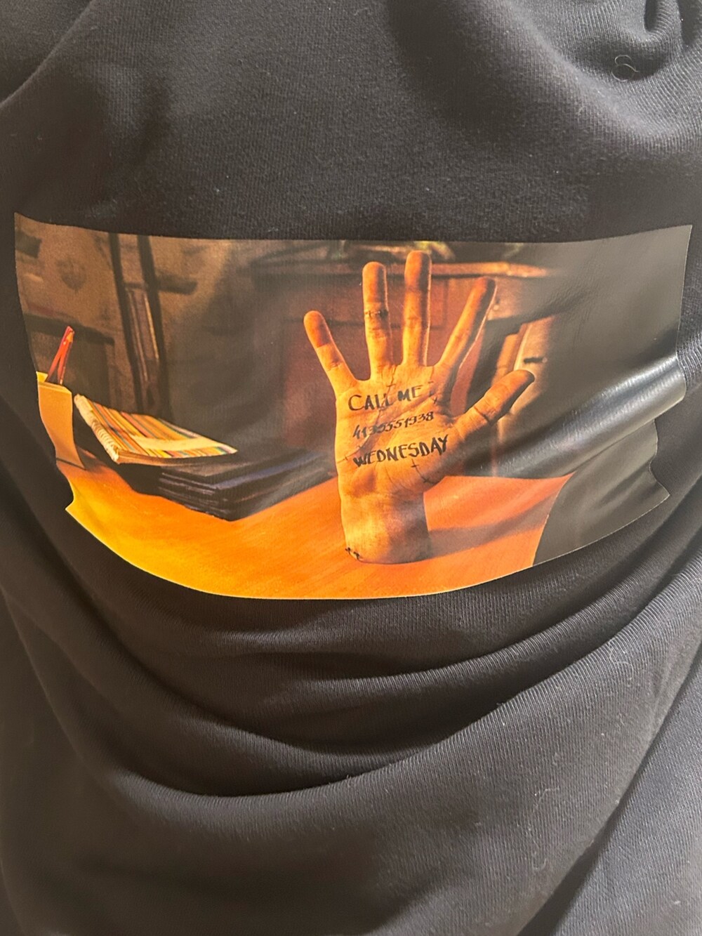 ブラック系のブーツ、ブラック系のスカート、ブラック系のパーカーを着用したレディースの秋コーディネートの8枚目の写真